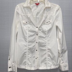 WHITE BUTTON UP SHIRT (MUST HAVE)
